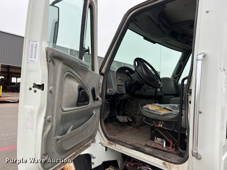 image for item DS3056 2008 International  4300 truck cab and chassis