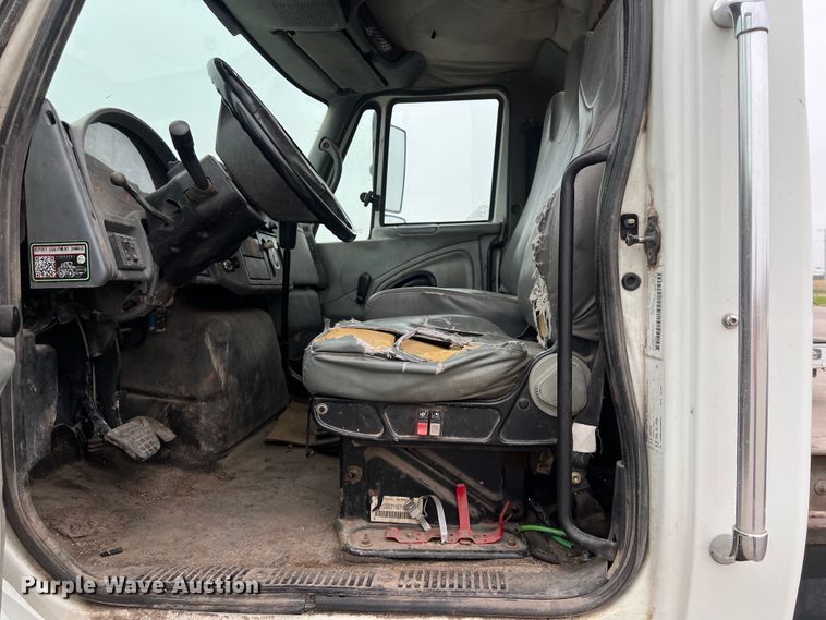 image for item DS3056 2008 International  4300 truck cab and chassis