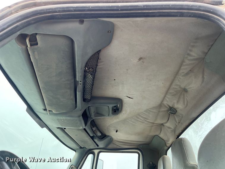 image for item DS3056 2008 International  4300 truck cab and chassis