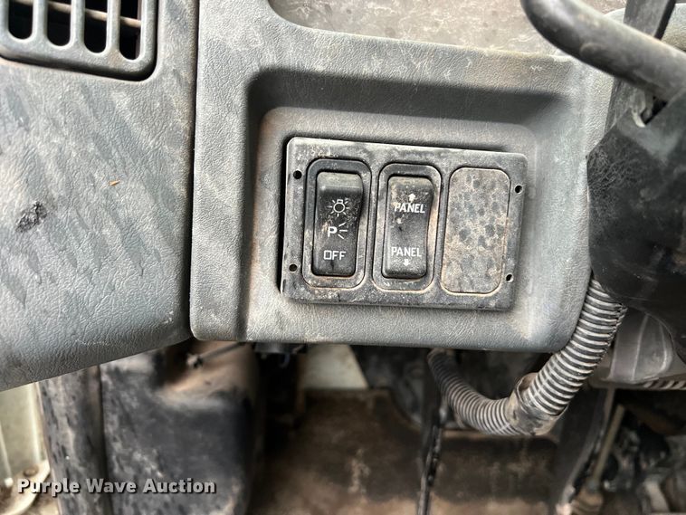 image for item DS3056 2008 International  4300 truck cab and chassis