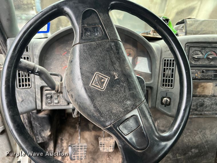 image for item DS3056 2008 International  4300 truck cab and chassis