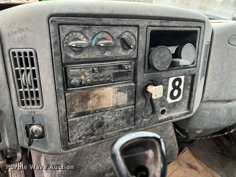 image for item DS3056 2008 International  4300 truck cab and chassis