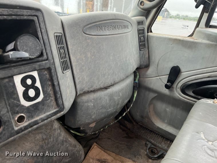 image for item DS3056 2008 International  4300 truck cab and chassis