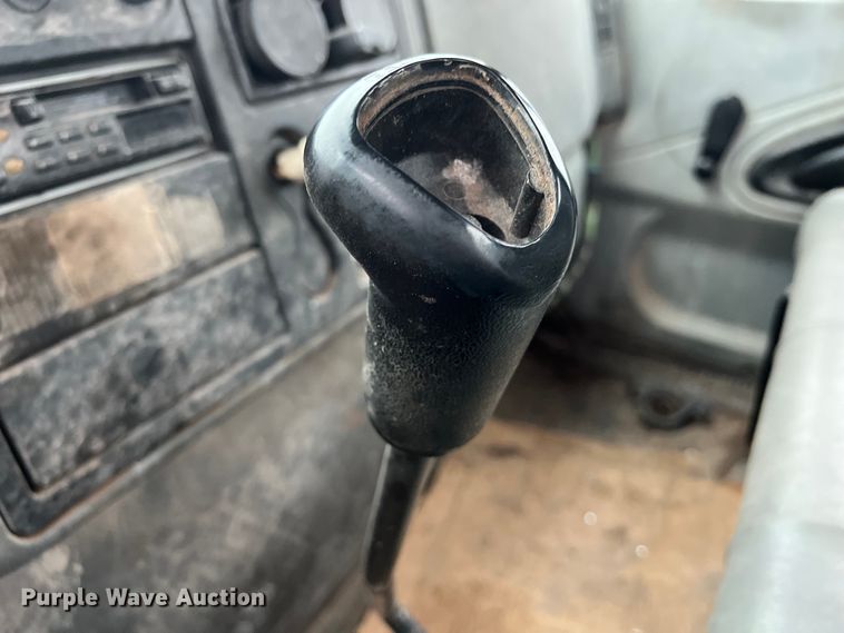 image for item DS3056 2008 International  4300 truck cab and chassis