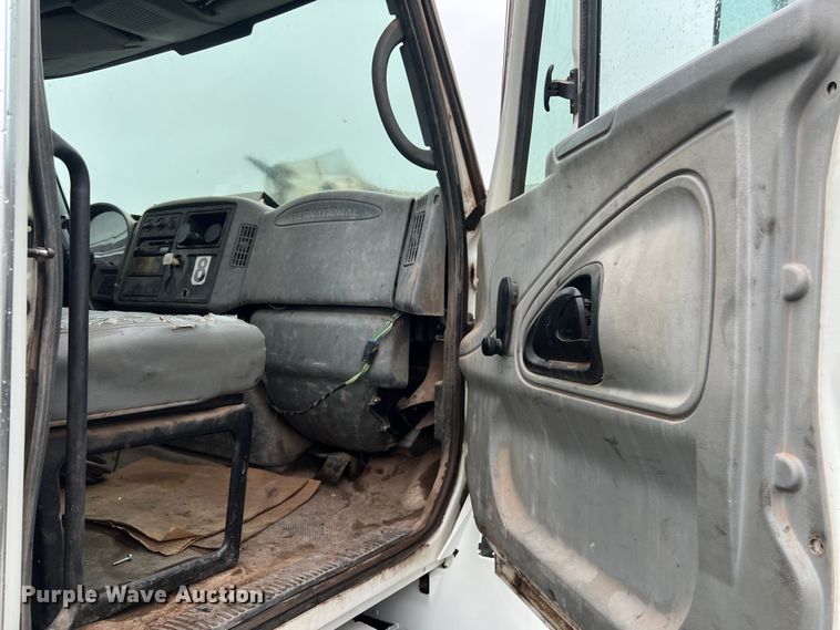 image for item DS3056 2008 International  4300 truck cab and chassis