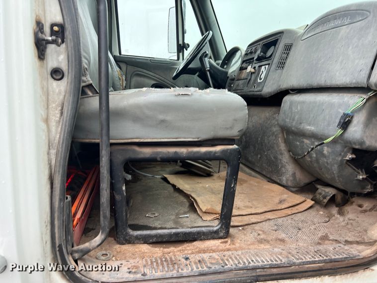 image for item DS3056 2008 International  4300 truck cab and chassis