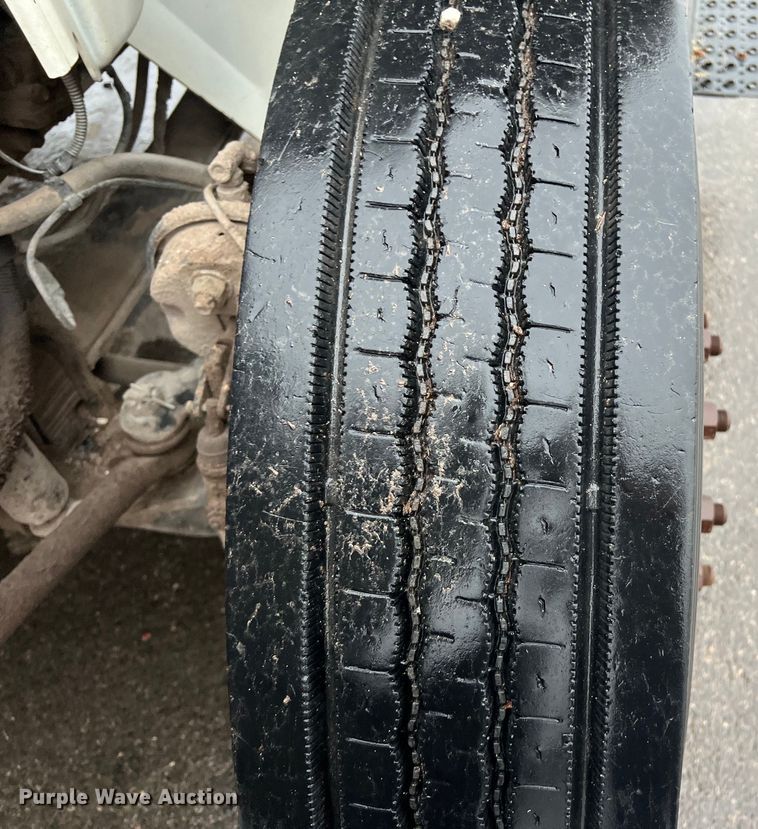 image for item DS3056 2008 International  4300 truck cab and chassis