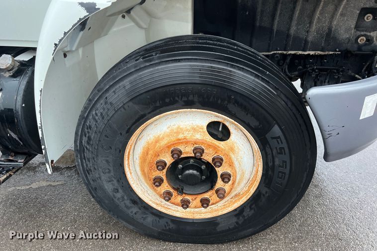 image for item DS3056 2008 International  4300 truck cab and chassis