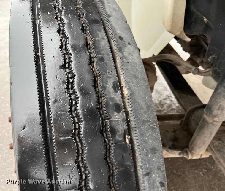 image for item DS3056 2008 International  4300 truck cab and chassis