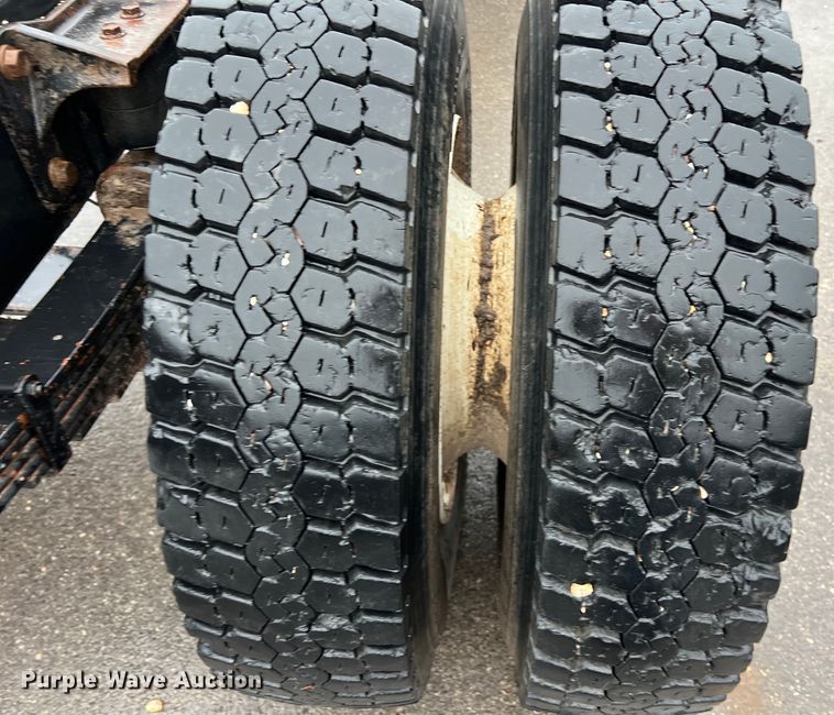 image for item DS3056 2008 International  4300 truck cab and chassis