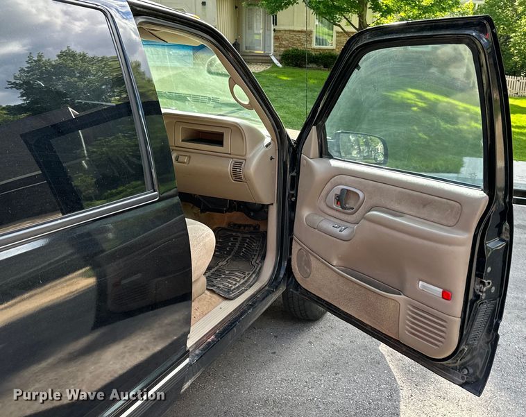 image for item DS4160 2000 Chevrolet C3500 pickup truck