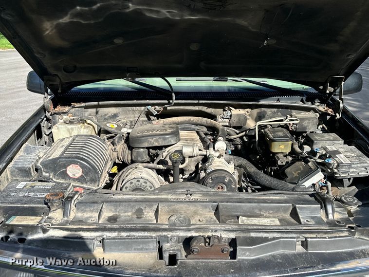 image for item DS4160 2000 Chevrolet C3500 pickup truck