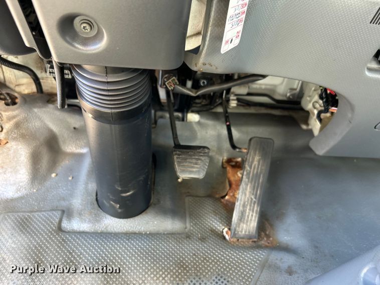 image for item EG1372 2016 Isuzu NPR box truck