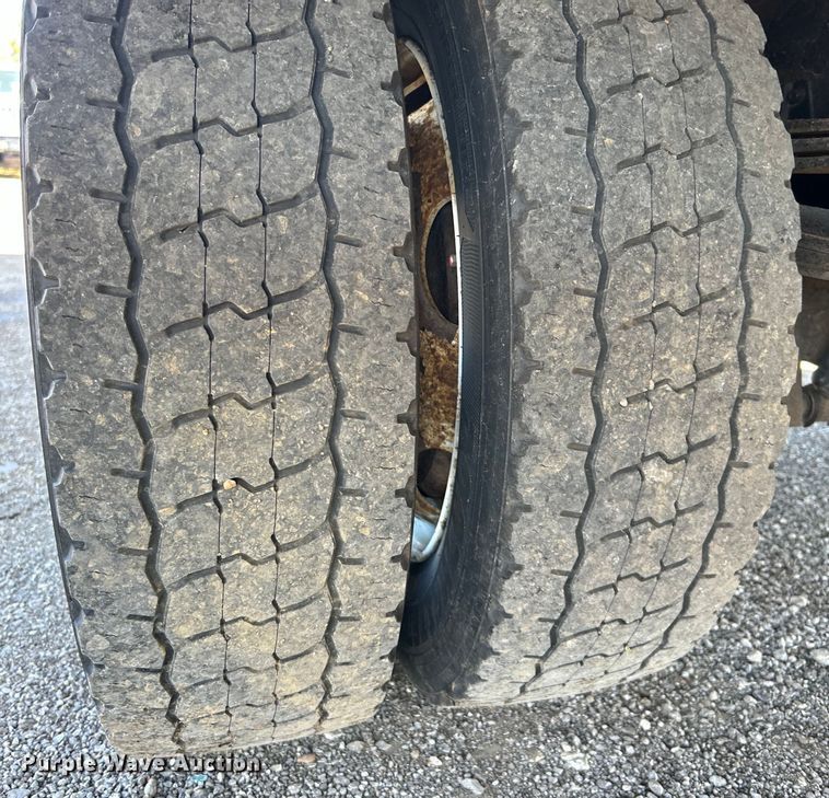 image for item EG1372 2016 Isuzu NPR box truck