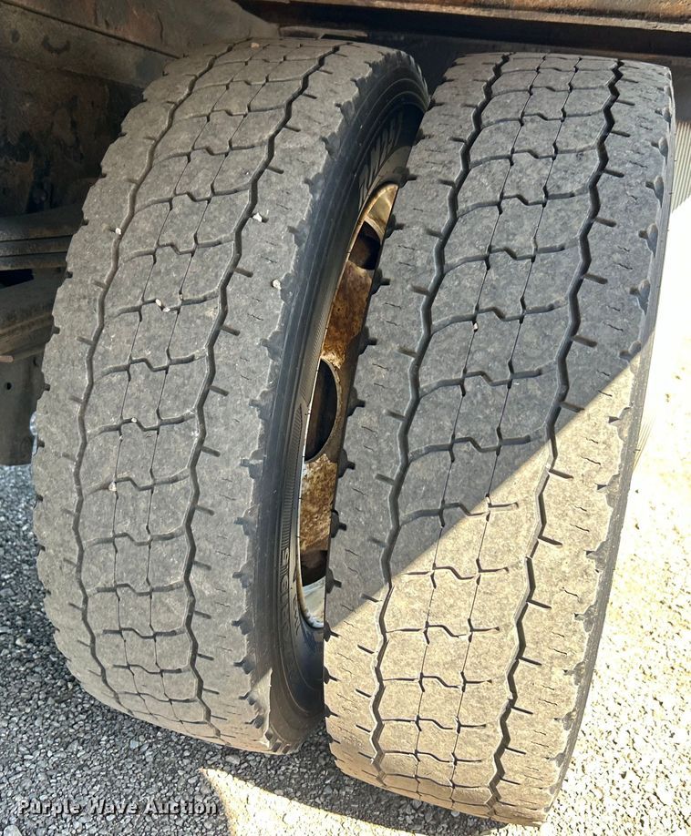 image for item EG1372 2016 Isuzu NPR box truck