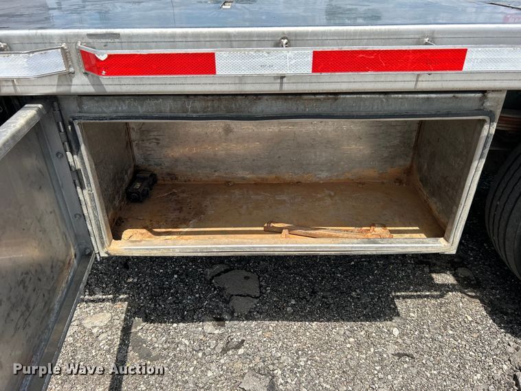 image for item EG1524 2011 Ford F650 Super Duty flatbed truck