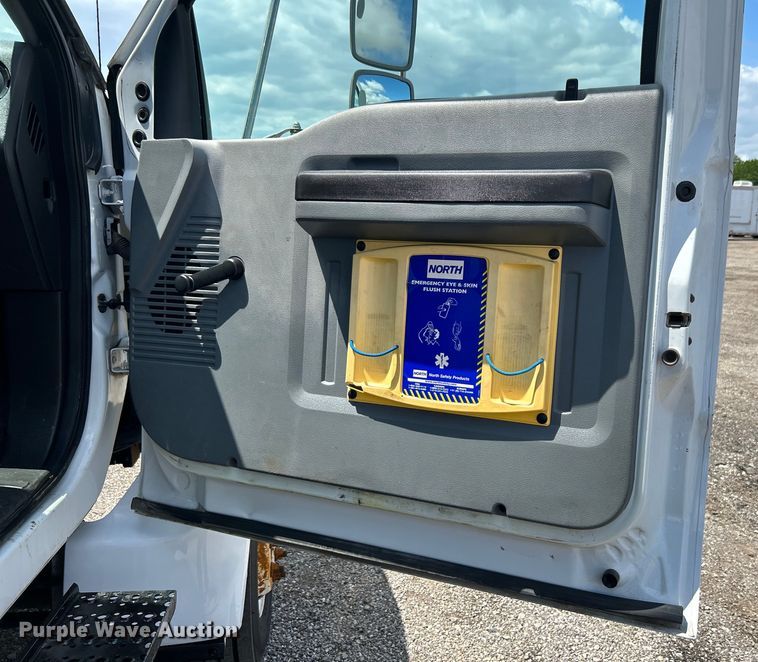 image for item EG1524 2011 Ford F650 Super Duty flatbed truck