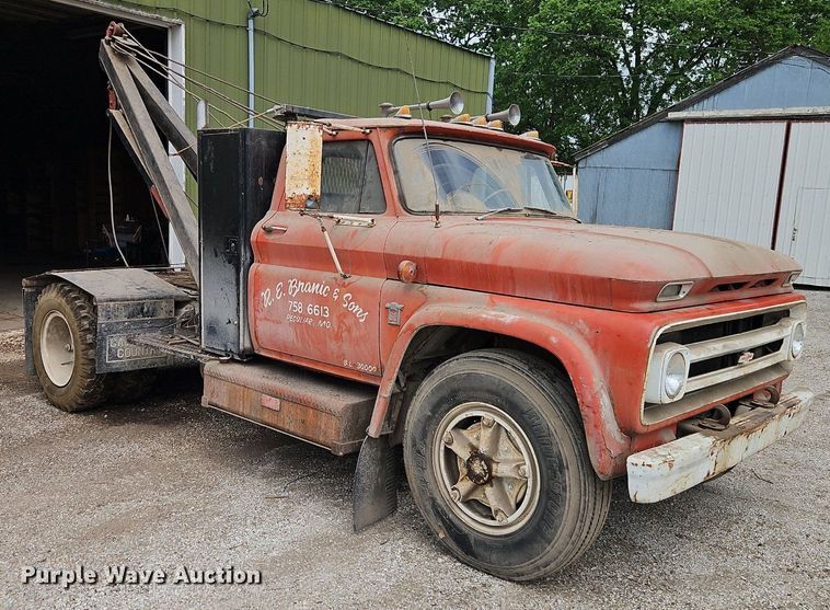 image for item EI3829 1964 Chevrolet C60 tow truck