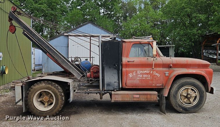 image for item EI3829 1964 Chevrolet C60 tow truck
