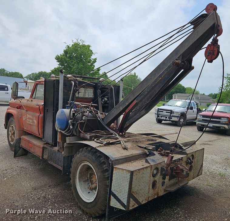 image for item EI3829 1964 Chevrolet C60 tow truck