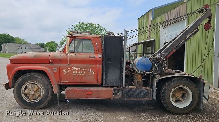 image for item EI3829 1964 Chevrolet C60 tow truck