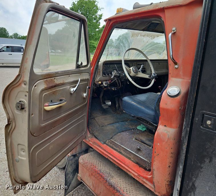 image for item EI3829 1964 Chevrolet C60 tow truck