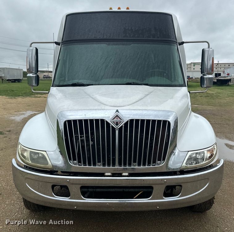 image for item EJ2724 2004 International  3200 shuttle bus