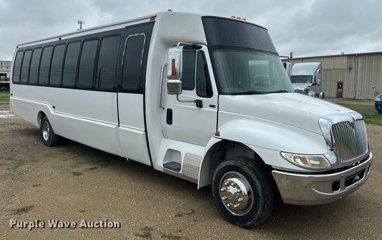 image for item EJ2724 2004 International  3200 shuttle bus