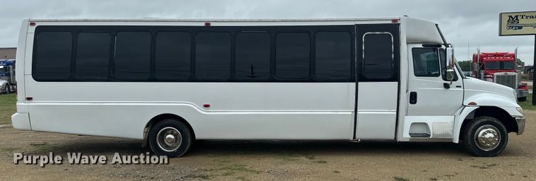 image for item EJ2724 2004 International  3200 shuttle bus