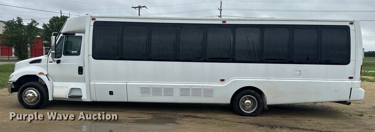 image for item EJ2724 2004 International  3200 shuttle bus