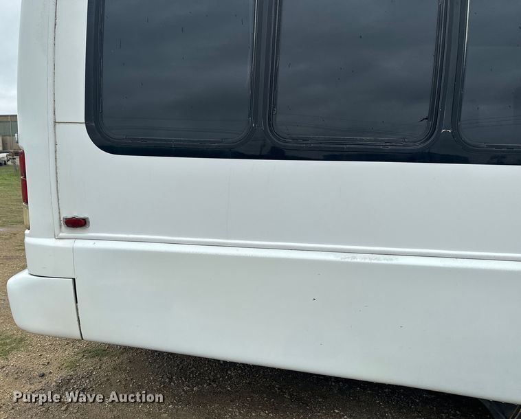 image for item EJ2724 2004 International  3200 shuttle bus