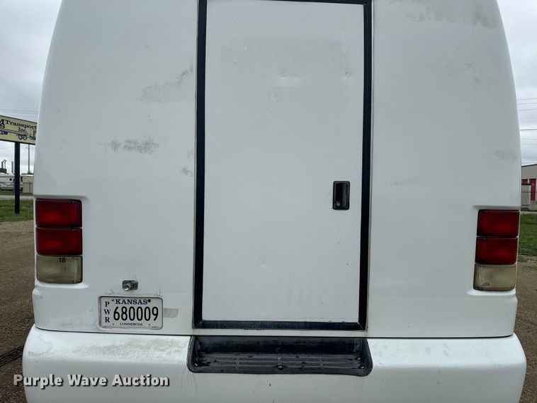 image for item EJ2724 2004 International  3200 shuttle bus