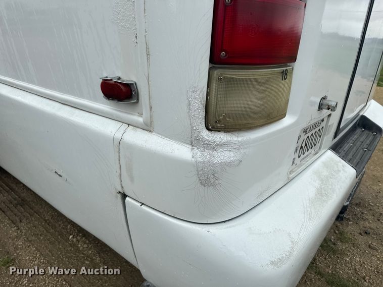 image for item EJ2724 2004 International  3200 shuttle bus