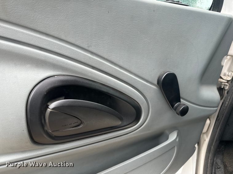 image for item EJ2724 2004 International  3200 shuttle bus