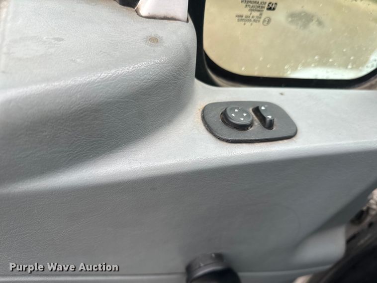 image for item EJ2724 2004 International  3200 shuttle bus