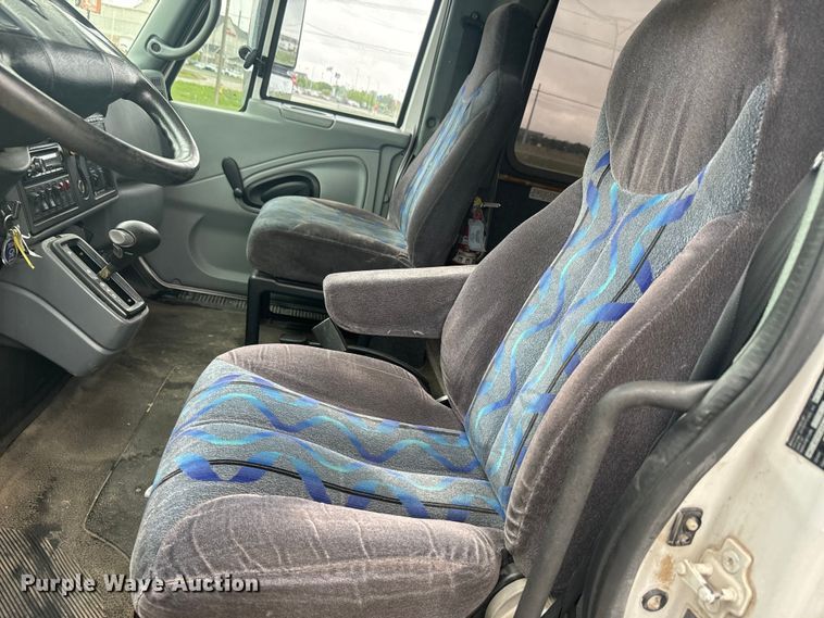 image for item EJ2724 2004 International  3200 shuttle bus