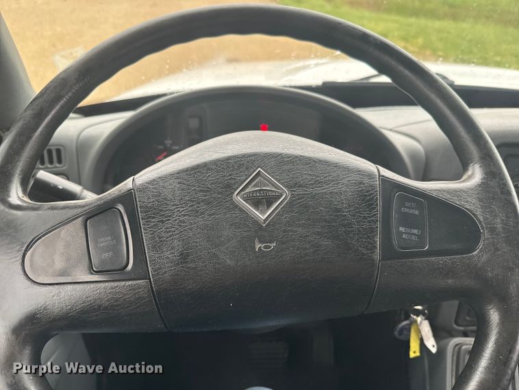 image for item EJ2724 2004 International  3200 shuttle bus