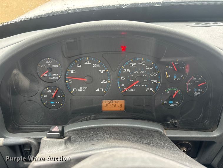 image for item EJ2724 2004 International  3200 shuttle bus