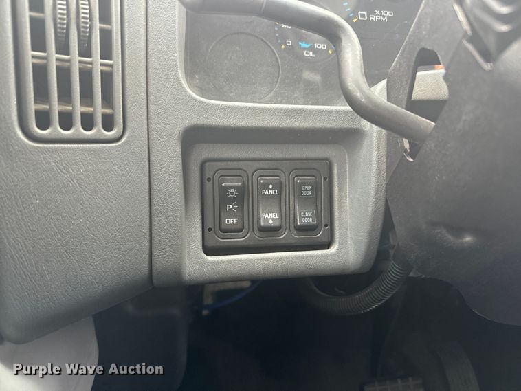 image for item EJ2724 2004 International  3200 shuttle bus