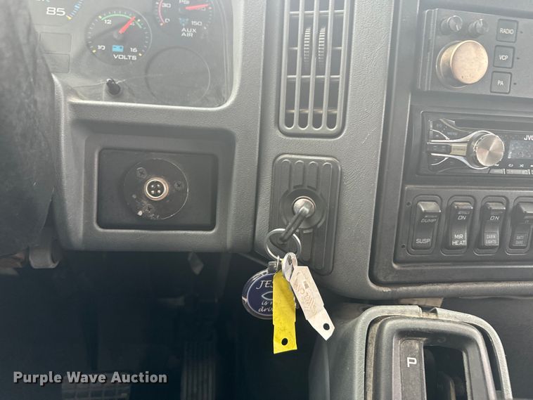 image for item EJ2724 2004 International  3200 shuttle bus