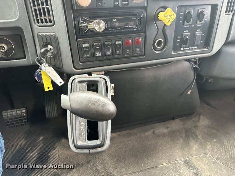 image for item EJ2724 2004 International  3200 shuttle bus