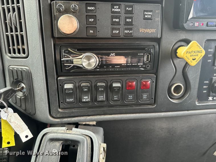 image for item EJ2724 2004 International  3200 shuttle bus