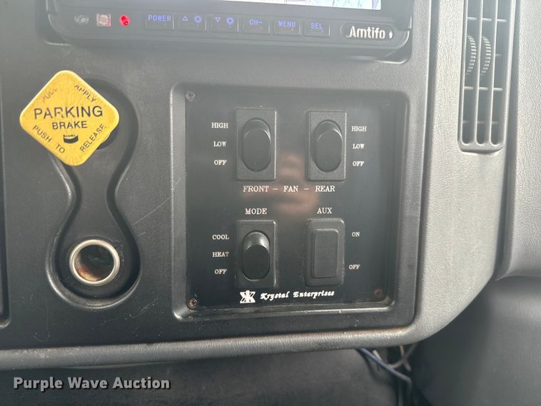 image for item EJ2724 2004 International  3200 shuttle bus