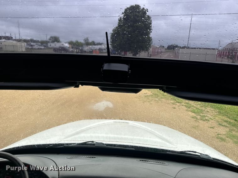 image for item EJ2724 2004 International  3200 shuttle bus