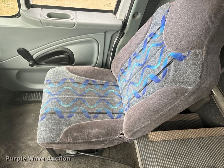 image for item EJ2724 2004 International  3200 shuttle bus