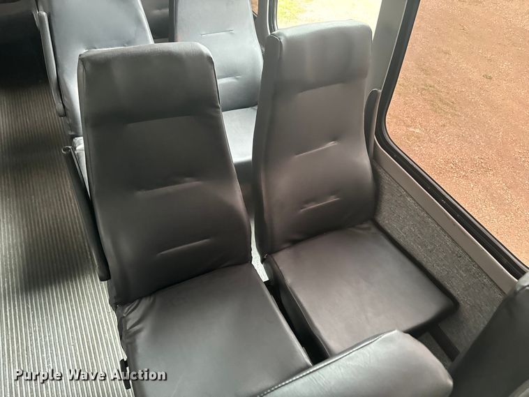 image for item EJ2724 2004 International  3200 shuttle bus