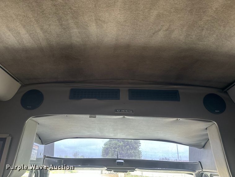 image for item EJ2724 2004 International  3200 shuttle bus