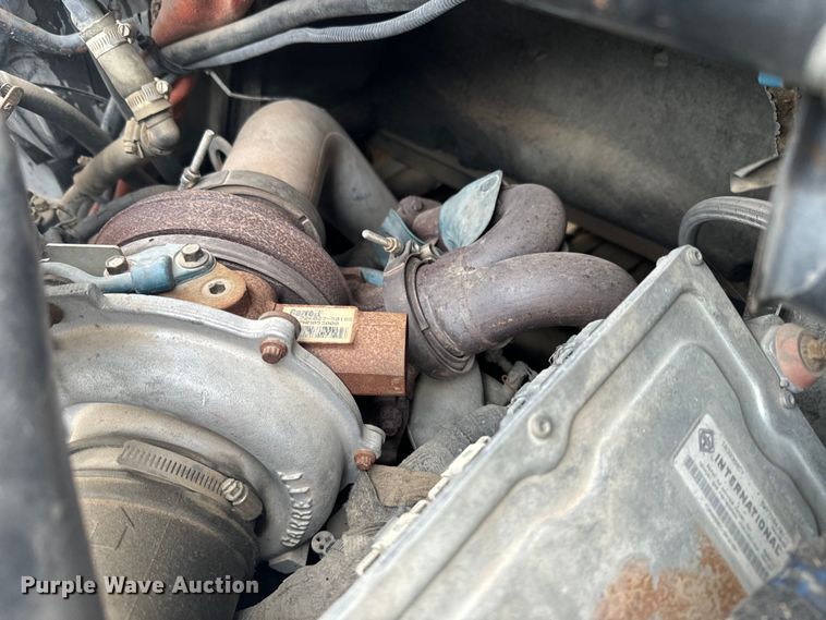 image for item EJ2724 2004 International  3200 shuttle bus