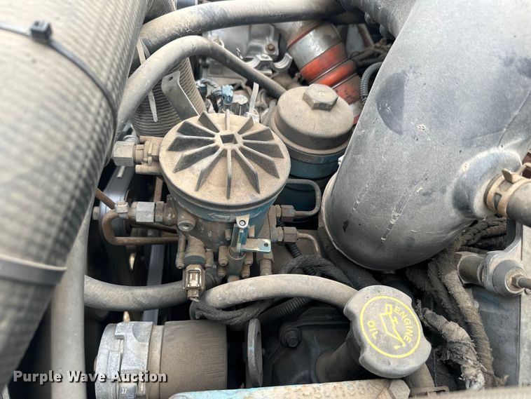 image for item EJ2724 2004 International  3200 shuttle bus