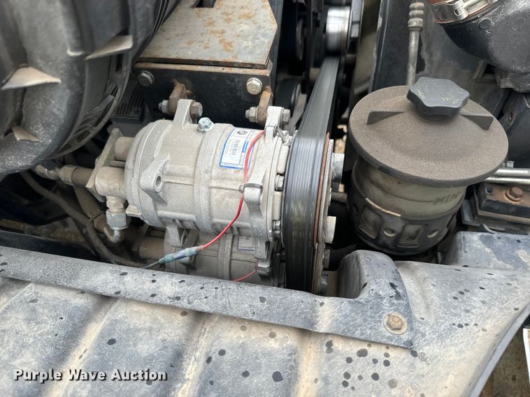 image for item EJ2724 2004 International  3200 shuttle bus